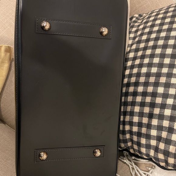 Authentic LV Epi Alma GM with charm - Picture 10 of 14